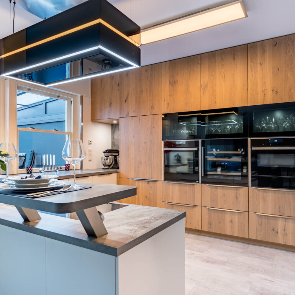 Häcker Systemat moderne G-Küche mit Berbel E-Geräten und Quooker