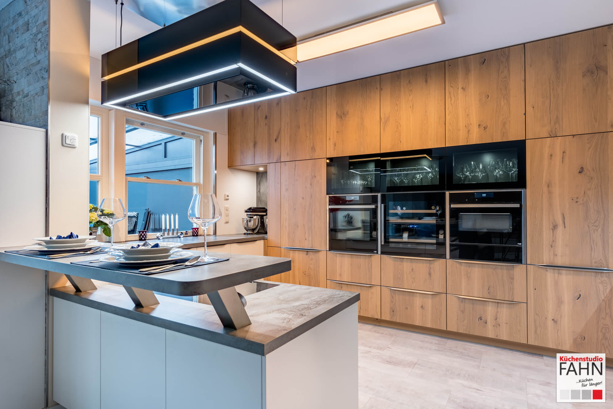 Häcker Systemat moderne G-Küche mit Berbel E-Geräten und Quooker