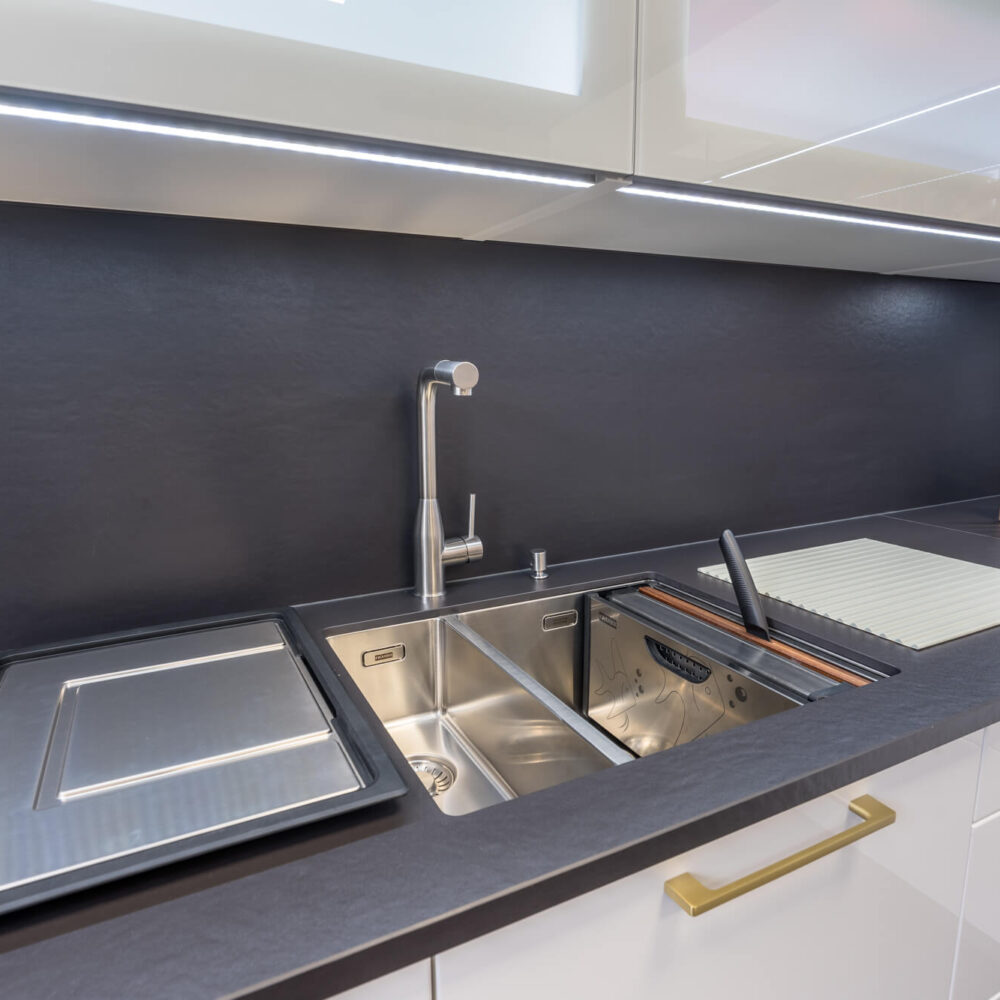 Häcker moderne U-Form Küche mit Edelstahl Küchenspüle