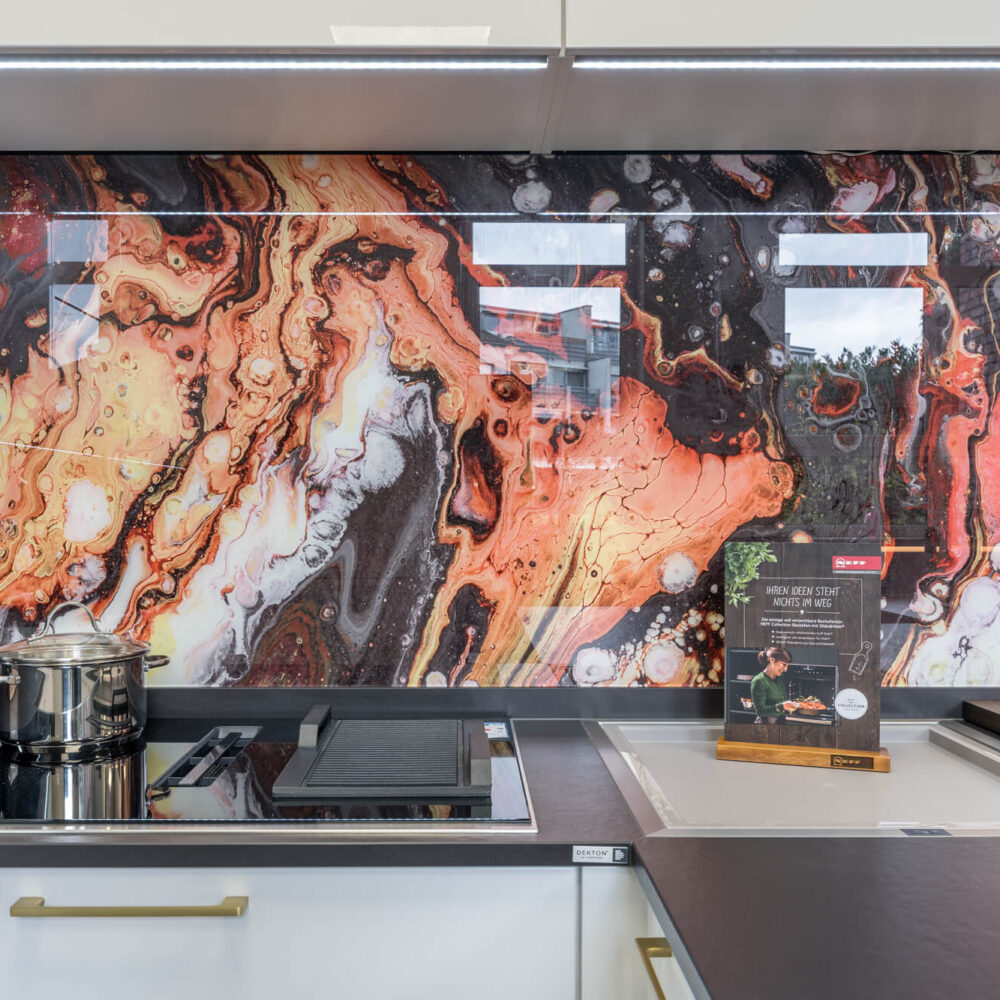 Häcker moderne U-Küche mit Glasrückwand bedruckt