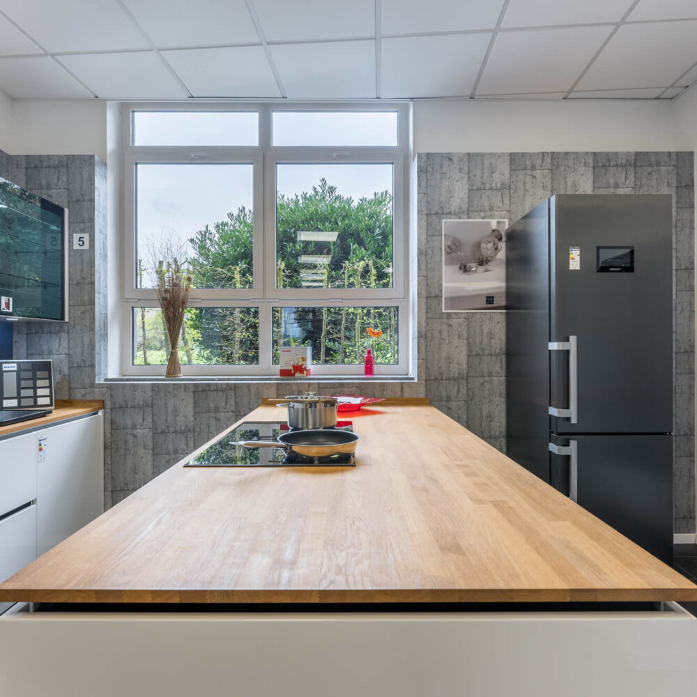 Nobilia Design Inselküche Lux weiß grifflos
