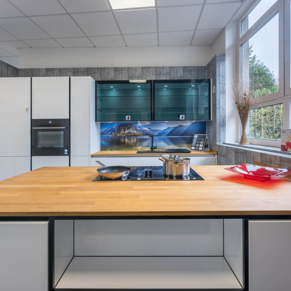 Nobilia Designküche Lux weiß grifflos mit Kücheninsel