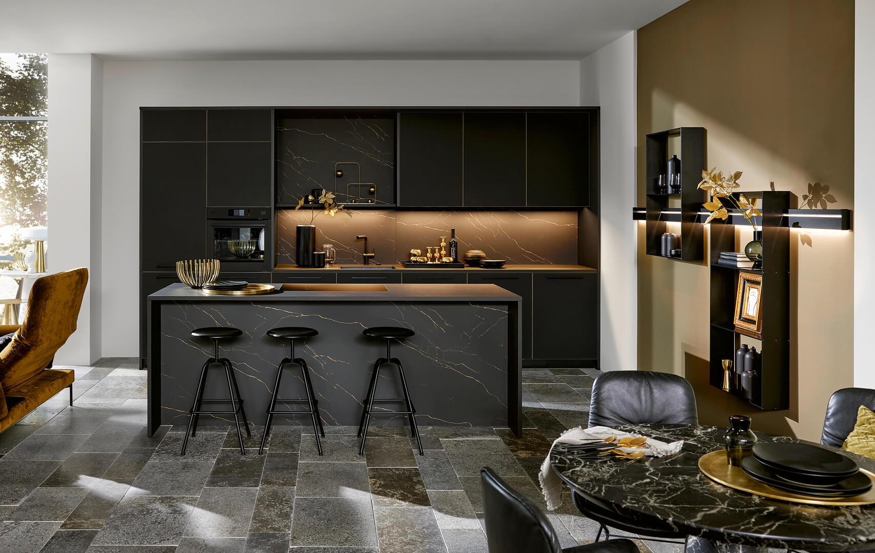 Nolte Designküche mit Insel schwarz Messingoptik